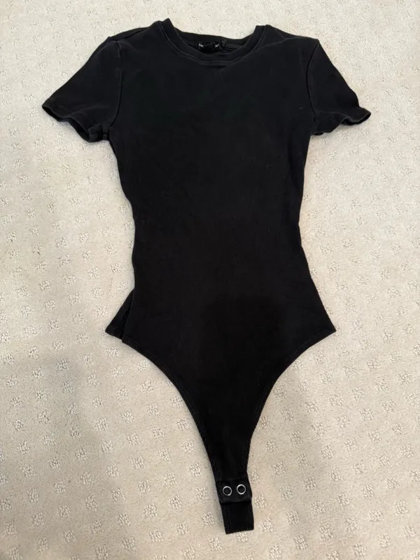 Good American Black Ribbed Short Sleeve Thong Bodysuit Size XS - Image 2