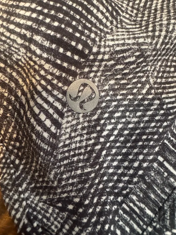 Lululemon Tracker Shorts 4" V - Image 3