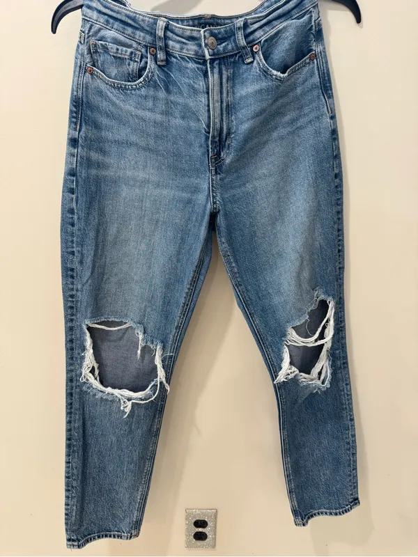American Eagle Strigid Distressed Mom Jeans Light Wash Size 6 Regular - Image 2