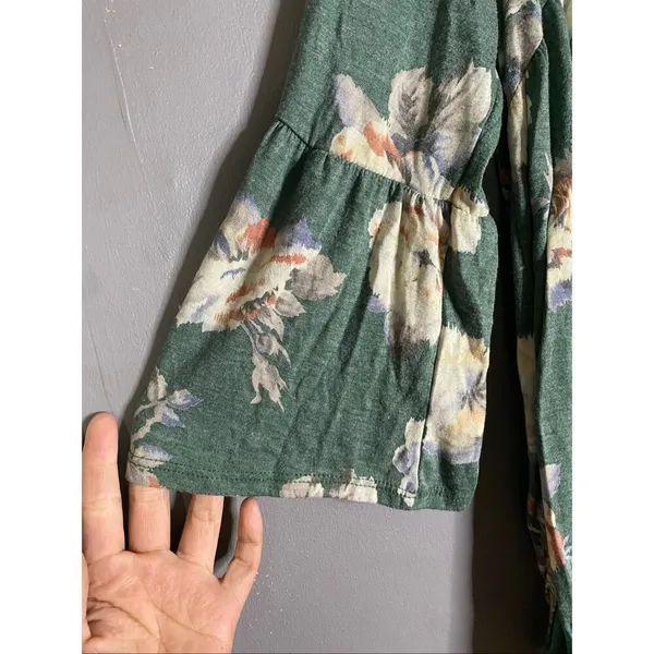 Chris & Carol Green Babydoll Bell Sleeves Top Size Large - Image 3
