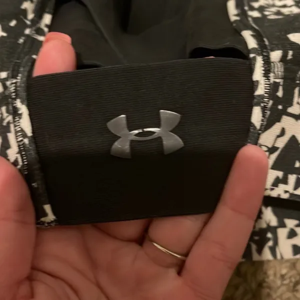 Under Armour sports bra, size medium, slight fading - Image 7