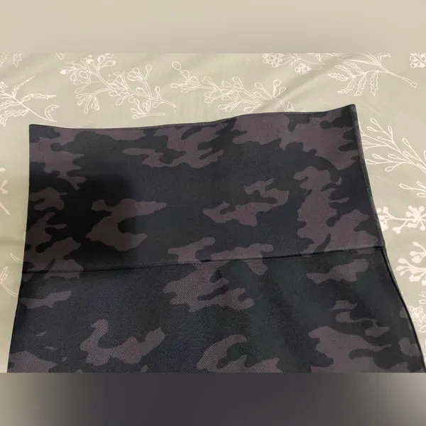 SPANX Look At Me Now Seamless Black Camouflage Leggings Sz M - Image 8