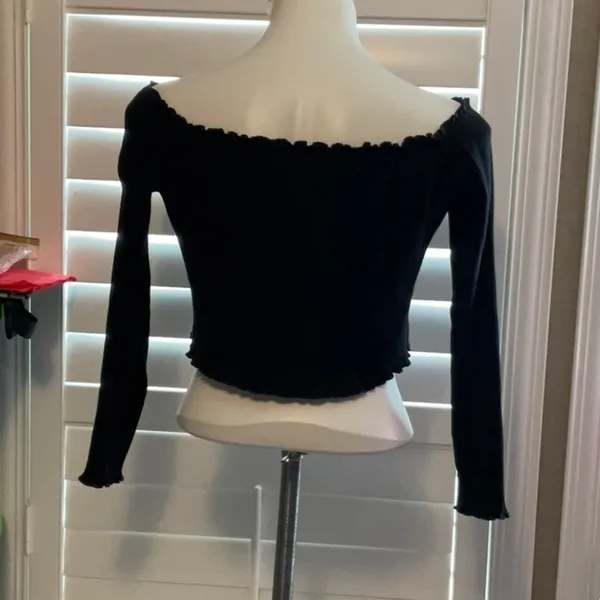 Black Off-Shoulder Crop Top - Image 4