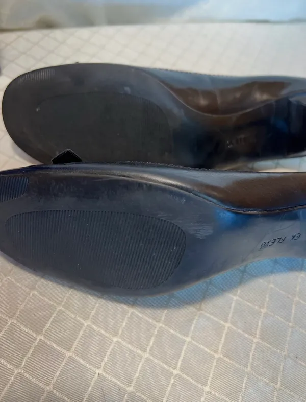 Enzo Angiolini Black Leather Kitten Heel Pumps with Bow - Image 9