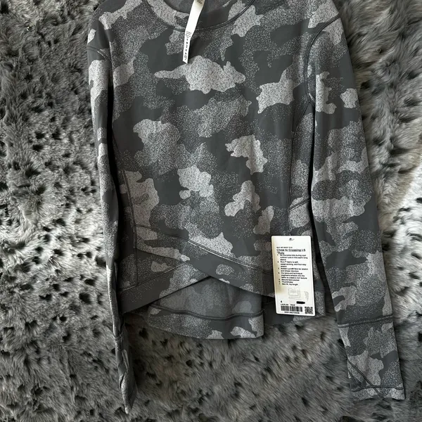 1011. Lululemon close to crossing ls rulu sz 4 nwt - Image 4