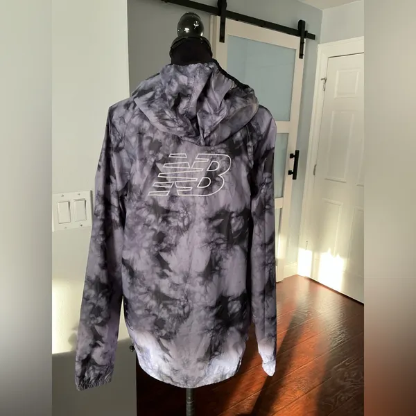 Women’s NEW BALANCE windbreaker☔️ - Image 2