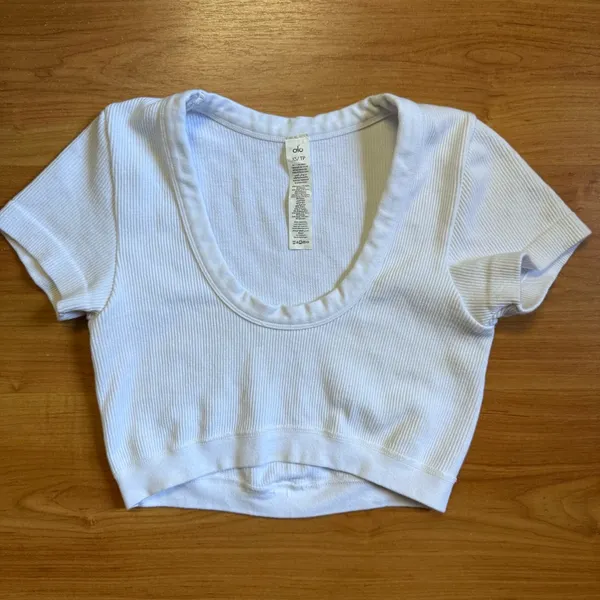ALO Yoga Seamless Ribbed Cropped Serene Short Sleeve Top in White Size XS - Image 4