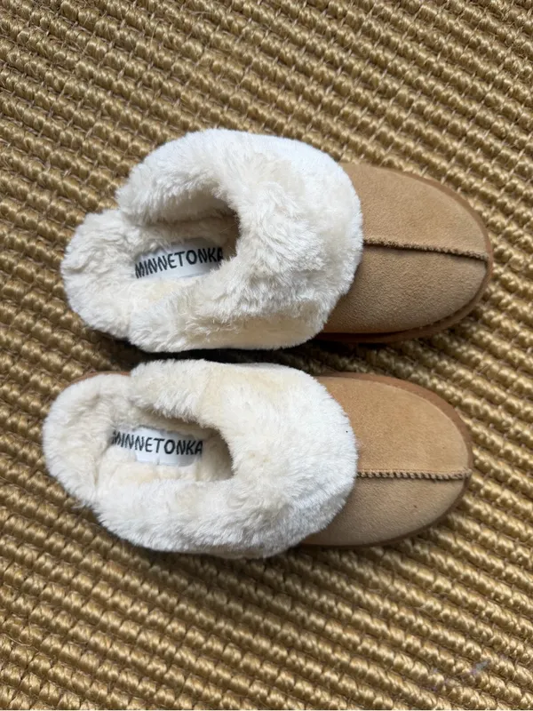 NWOT Minnetonka Women’s Chesney Scuff Flat Slippers - Image 2