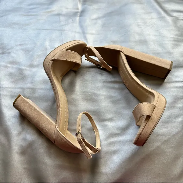 Elegant Tan Block Heel Sandals Size 7.5 - Image 2