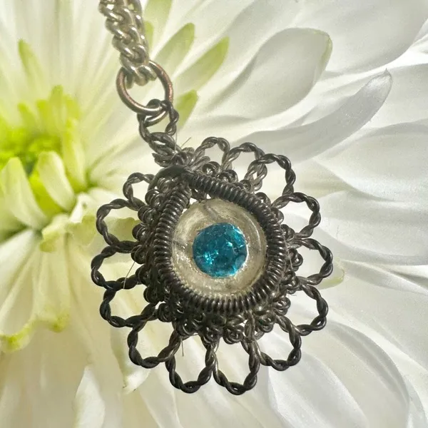 Filigree flower vintage pendant necklace - Image 4