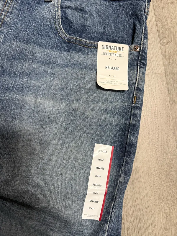 Signature Levi Strauss relaxed jeans - Image 4