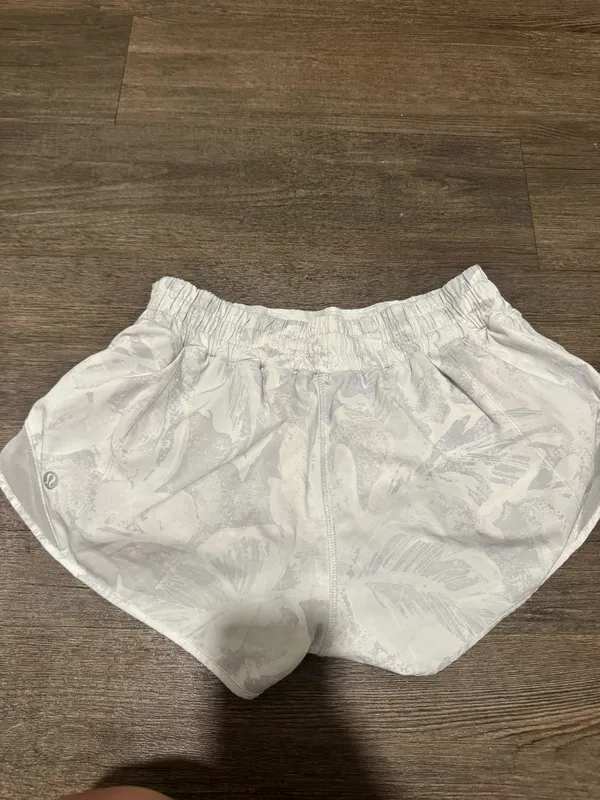 Lululemon Shorts Hotty Hot 2.5" - Image 2