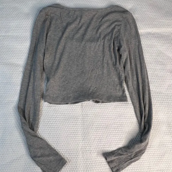 Dazy Womens Gray Ribbed Long Sleeve Crop Top Black Bow Detail‎ Scoop Neck Size M - Image 6