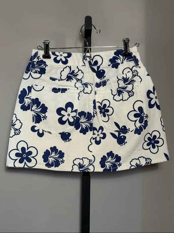 Playboy x PacSun Size 24 White & Navy Denim Jean Floral Mini Skirt - Image 2