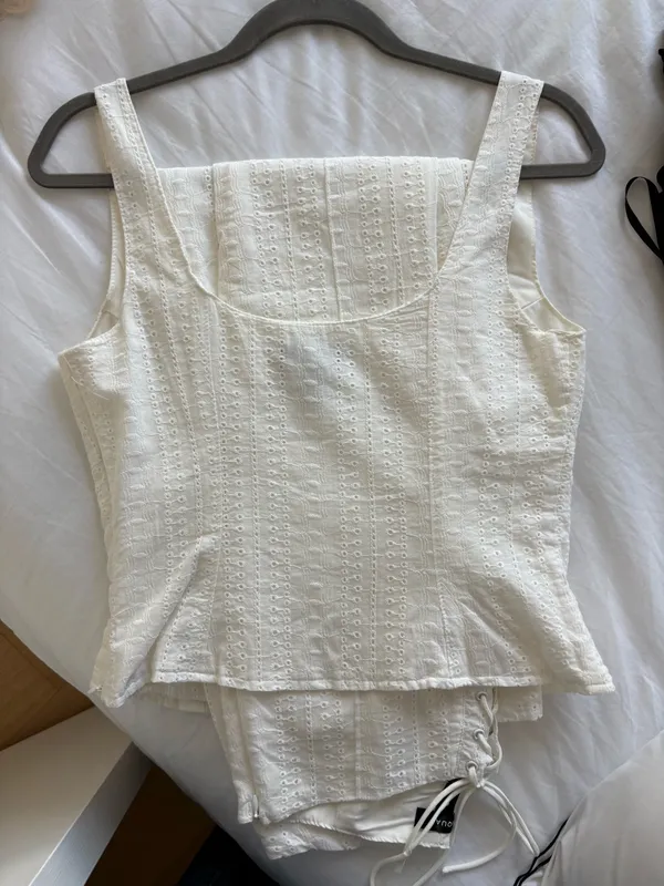 Bloomingdale’s White Eyelet Set - Image 3