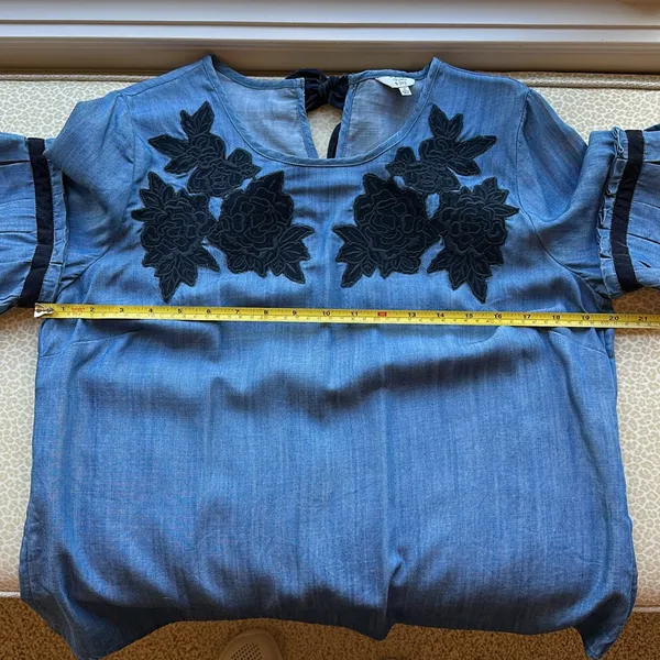 Crown & Ivy denim top with velvet floral appliqué accents & tie size M - Image 8