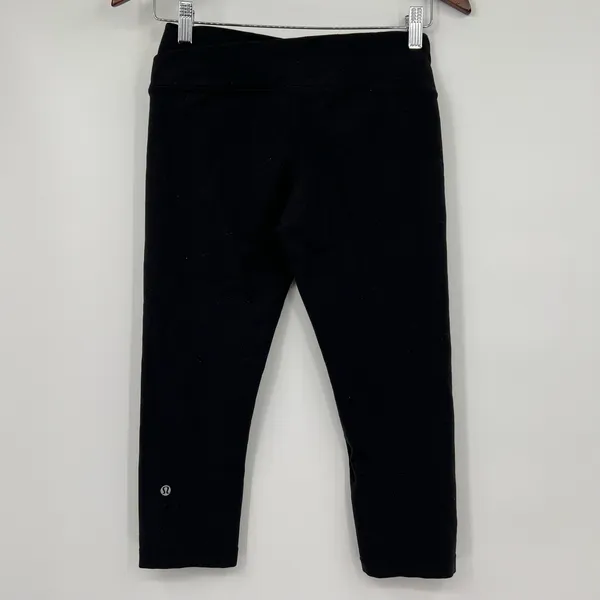 Lululemon black basic cropped leggings pants athleisure gym neutral chic size 6 - Image 5
