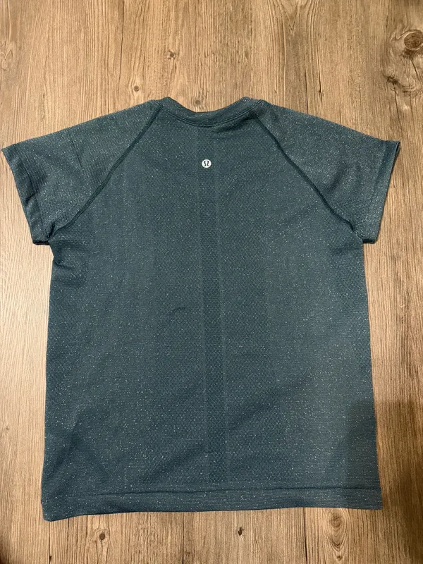 Lululemon Swiftly Tech T-shirt in blue with sparkles - Image 3