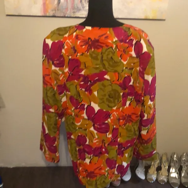 Fresh sz Medium lady’s multi color top - Image 4