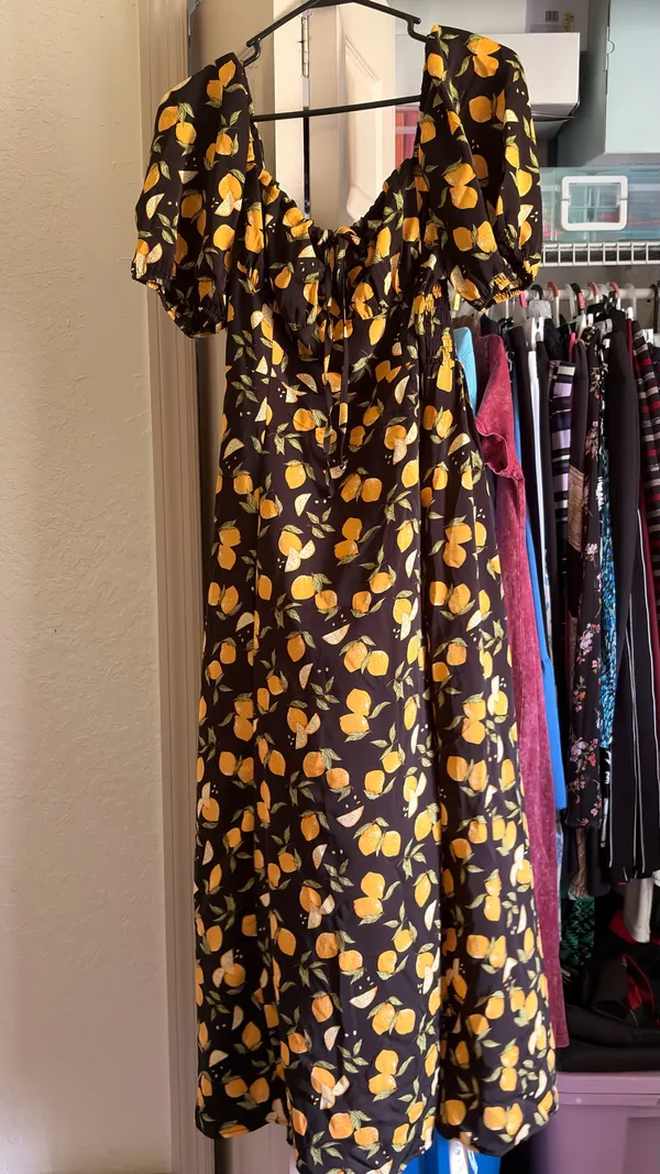 Cider LEMON SPLIT KNOTTED SHIRRED MIDI DRESS - Image 2