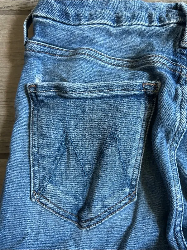 MOTHER Women's the looker Crop Jeans - Medium Blue Wash - Image 6
