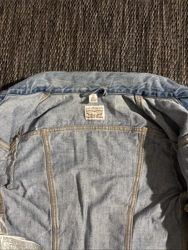 Levi’s Trucker Denim Jacket Light Wash Size Small - Image 5
