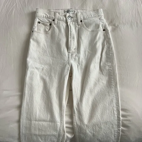 Abercrombie & Fitch Ultra High Rise Ankle Straight Jean in Cream - Image 3