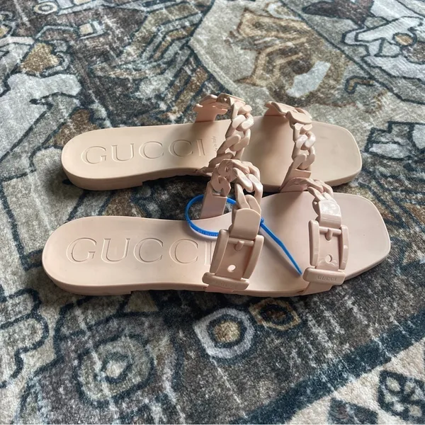 Gucci GG Light Pink Rubber Buckle Chain Link Sandals Slip‎ On - Image 4