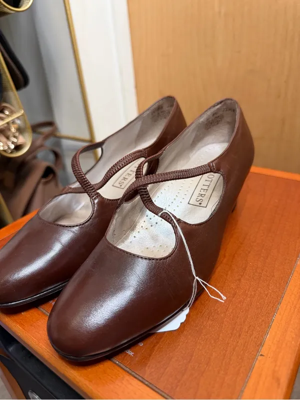 Trotters Women’s Brown Leather Mary Jane Kitten Heels. Size: 6.5. - Image 3
