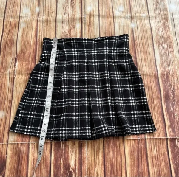 Lux LA Women’s Plaid Mini Skirt Black Size Medium - Image 5