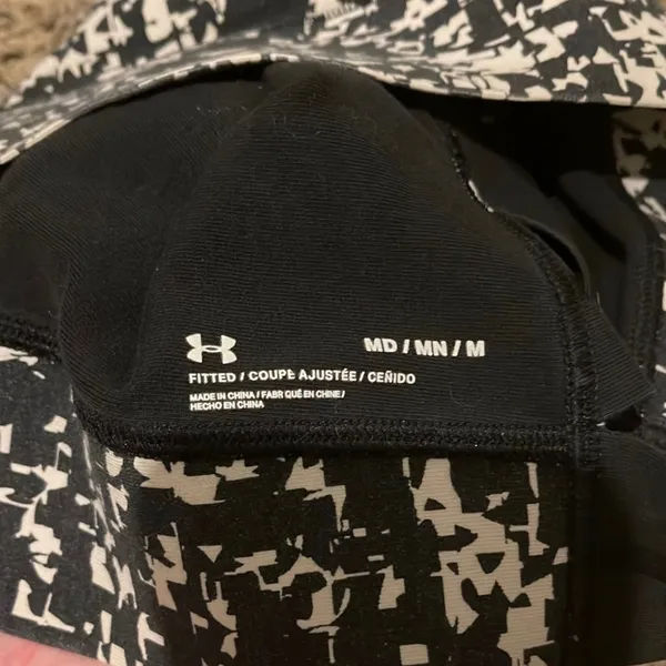 Under Armour sports bra, size medium, slight fading - Image 5