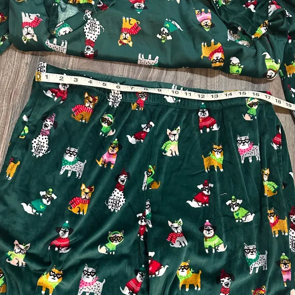 Festive Green Pajama Set for Women - Image 3