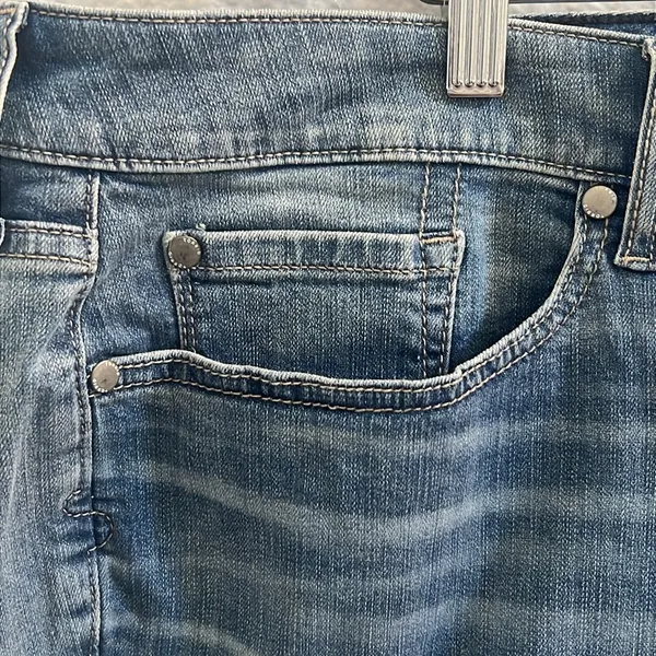 Torrid 5 INCH VINTAGE STRETCH MID-RISE SHORT SIZE 26 - Image 5