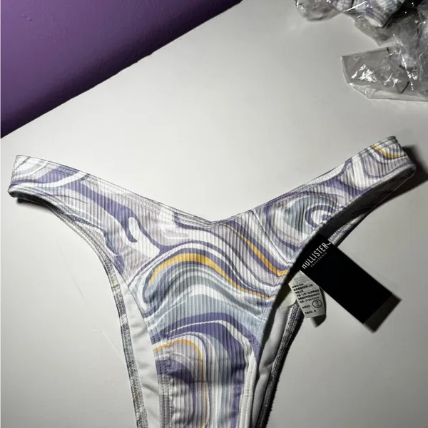 Hollister Women's Lavender Swirl Bikini Bottom - Image 2