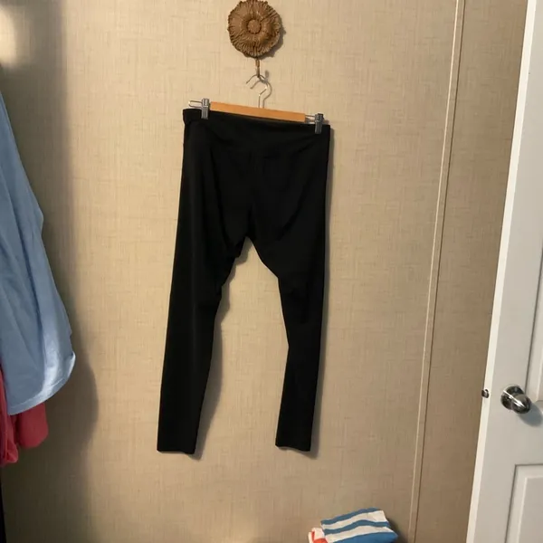 Old Navy Black Activewear Leggings - Image 2