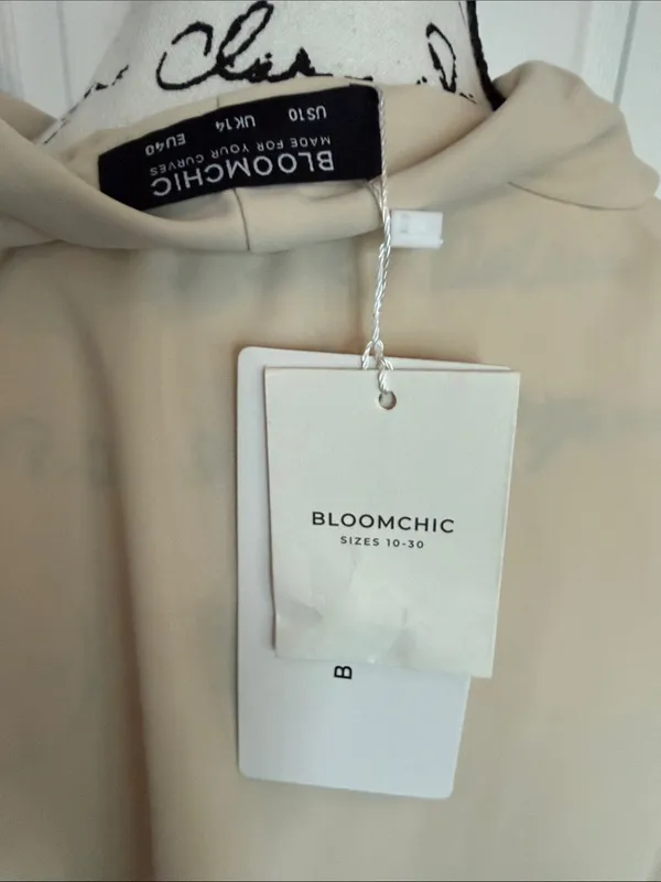 BloomChic Beige Button - Image 2