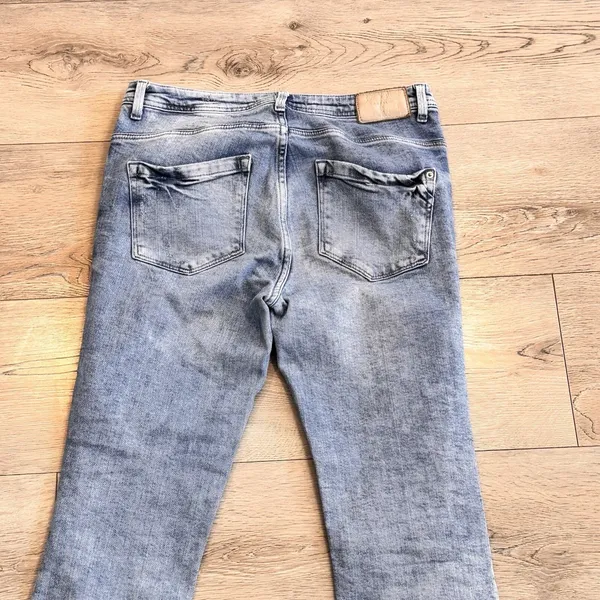 Zara Trafaluc Jeans Denim Makers High Rise‎ Straight 6 or 28 Regular Distressed - Image 4