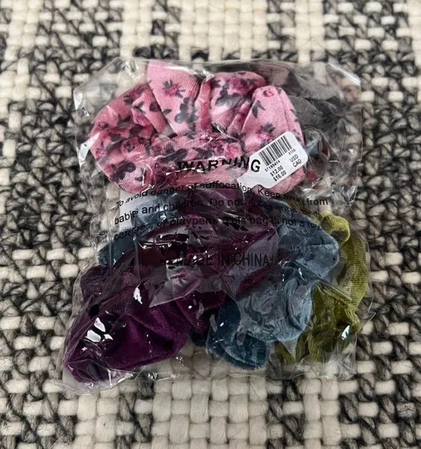 Urban Outfitters Velvet Scrunchie Set - Image 4