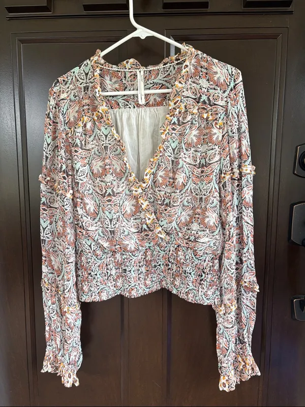 EUC Anthropologie Ruffled Smocked Surplice Top Floral Size Medium - Image 5