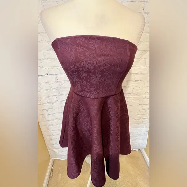 Garage maroon fit and flare strapless dress size small - Image 2