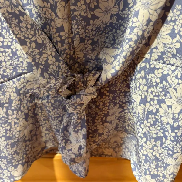 Sienna Sky floral print blouse women’s M - Image 3