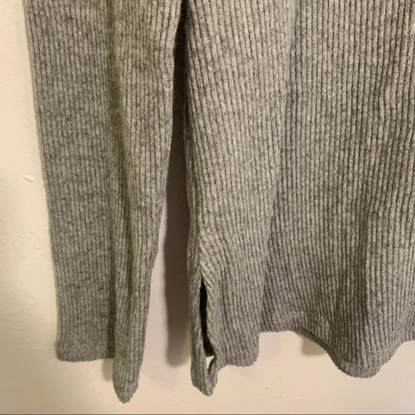 Cable & Gauge‎ Women's Size Small V-Neck Pullover Sweater Gray Ribbed Buttons - Image 5