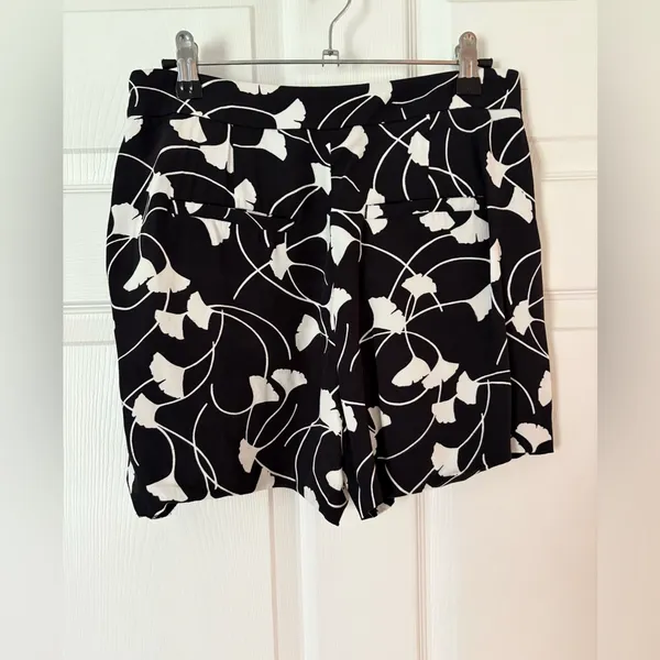 Black and White Floral Women's Shorts by Ann Taylor sz 2 - Image 2
