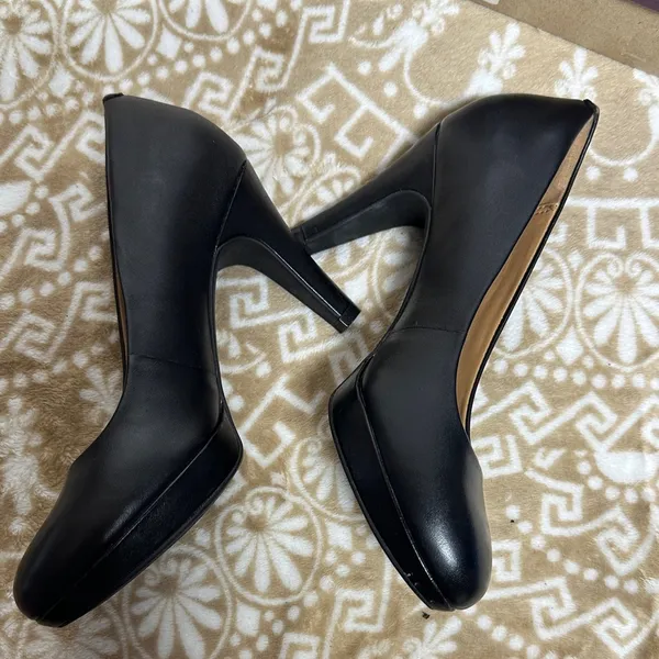 Clarks Women's Classic Black Leather Pumps - Image 6