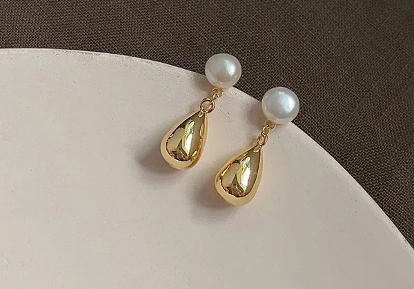 Metal teardrop dangle drop earrings for women Gold - Image 2