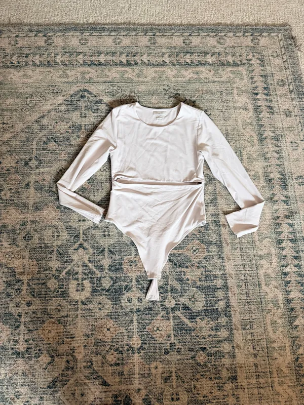 Aritzia Babaton Segovia iced lavender cut out long sleeve contour fit bodysuit L - Image 4
