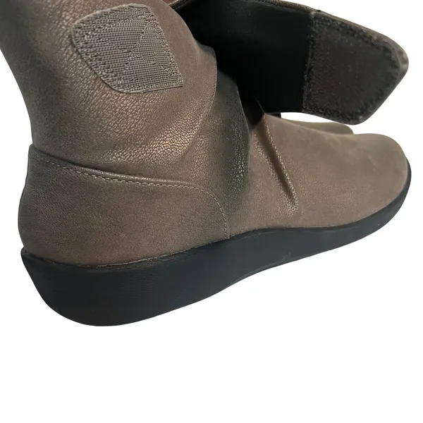 Clarks‎ Cloudsteppers Ankle Boot Women 8 Taupe Ruched Side Zip Wedge Bootie - Image 6
