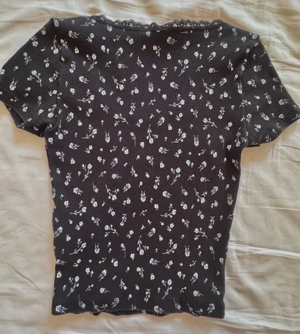 H&M Floral Top Black Short Sleeve - Image 3