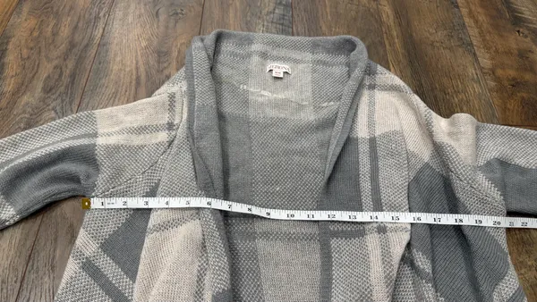 Merona Women’s Plaid Knit Cardigan Open Front Gray/Cream Size Medium - Image 5