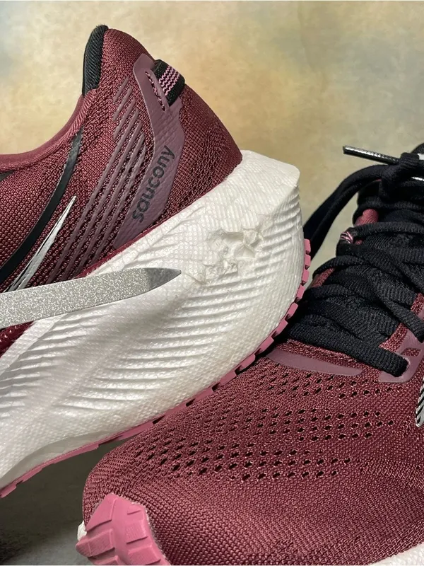 Saucony Triumph 20 Women's Burgundy Running Shoes Size 9 - Image 5